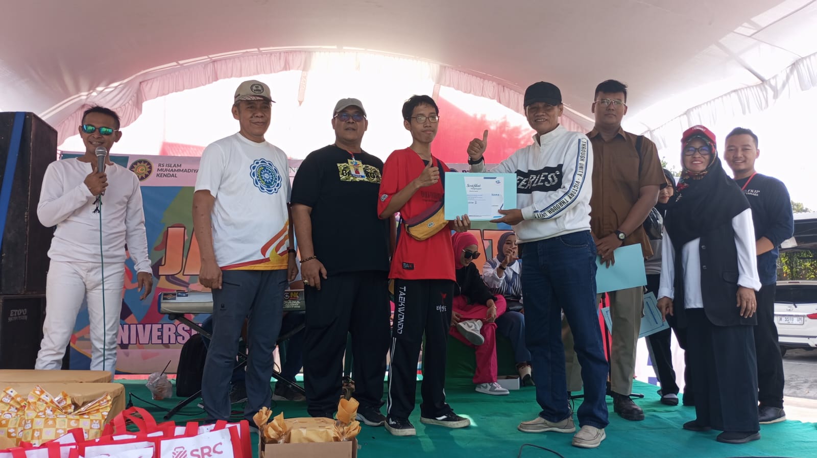 Pembagian Door Prize kepada peserta pemenang lomba dan peserta gerak jalan sehat