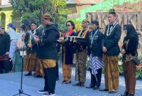 Ketua Yayasan Sosial Sunan Pandanaran 1, yang juga Dekan Humaniora UMKABA Kendal, H Taufik Pandan Winoto SH MKn, saat sambutan persiapan kirab di Taman Indonesia Kaya tepatnya di depan SMAN 1 Semarang, Sabtu (27/7/2024).