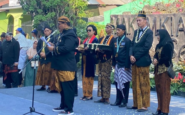 Ketua Yayasan Sosial Sunan Pandanaran 1, yang juga Dekan Humaniora UMKABA Kendal, H Taufik Pandan Winoto SH MKn, saat sambutan persiapan kirab di Taman Indonesia Kaya tepatnya di depan SMAN 1 Semarang, Sabtu (27/7/2024).