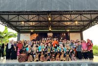 Foto bersama Mahasiswa KKN UNS, Perangkat Desa, Pelaku UMKM, dan Warga Desa Mlese dalam Acara Expo dan Seminar UMKM di Taman Budaya Desa Mlese, Gantiwarno, Klaten pada Rabu (20/8/2024)