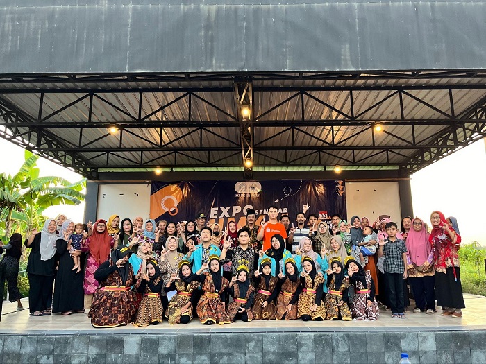 Foto bersama Mahasiswa KKN UNS, Perangkat Desa, Pelaku UMKM, dan Warga Desa Mlese dalam Acara Expo dan Seminar UMKM di Taman Budaya Desa Mlese, Gantiwarno, Klaten pada Rabu (20/8/2024)