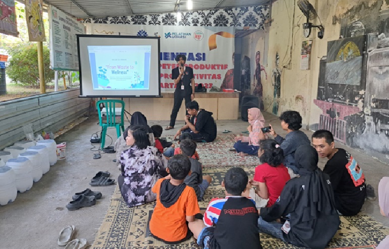 Pemaparan materi Workshop Melukis Pot Bunga menggunakan Galon Bekas oleh Saudara Hendri di Gedung Serbaguna Kampung Hepi Joho, Manahan, Banjarsari, Solo pada Kamis (8/8/2024).