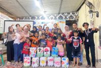 Foto bersama Mahasiswa KKN UNS dan Anak-anak Joho selepas acara di Gedung Serbaguna Kampung Hepi Joho, Manahan, Banjarsari, Solo pada Kamis (8/8/2024). 