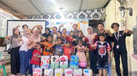 Foto bersama Mahasiswa KKN UNS dan Anak-anak Joho selepas acara di Gedung Serbaguna Kampung Hepi Joho, Manahan, Banjarsari, Solo pada Kamis (8/8/2024). 