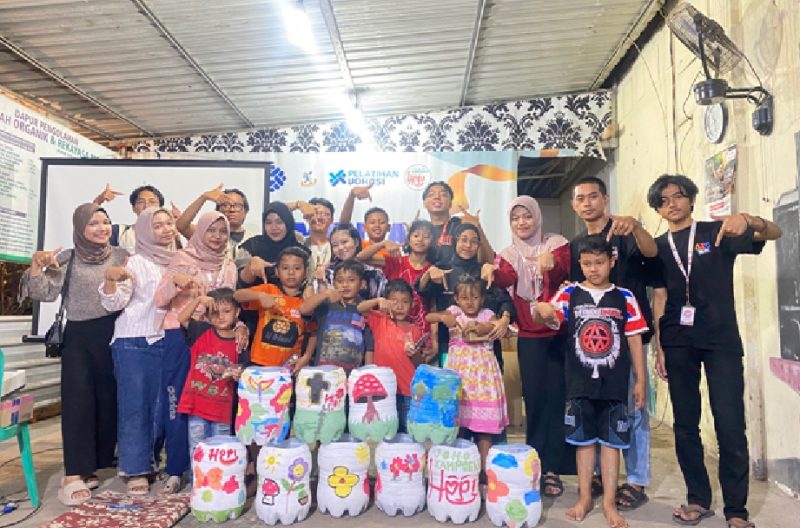 Foto bersama Mahasiswa KKN UNS dan Anak-anak Joho selepas acara di Gedung Serbaguna Kampung Hepi Joho, Manahan, Banjarsari, Solo pada Kamis (8/8/2024). 