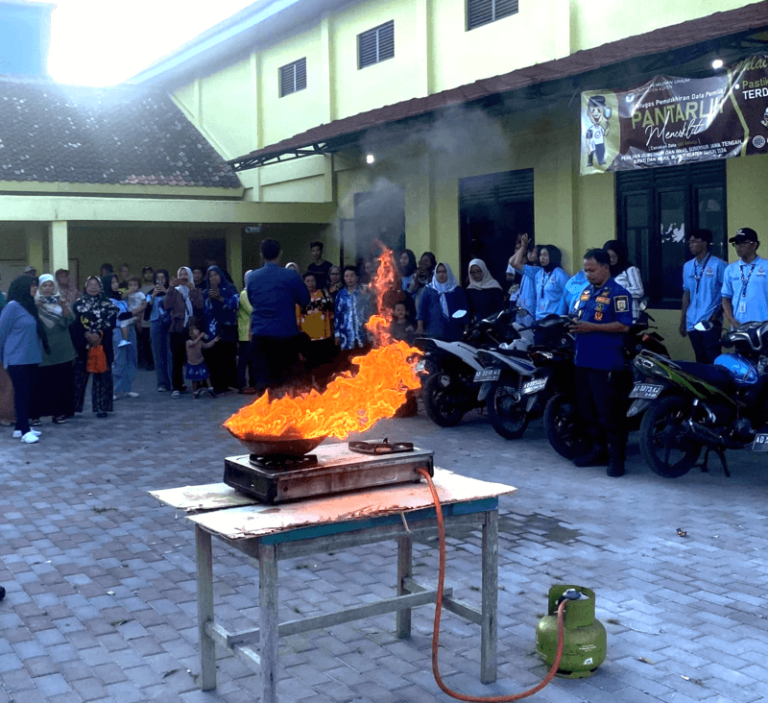 Masyarakat Desa Mutihan saat melihat Kegiatan Praktek oleh pihak Damkar Klaten di Halaman Balai Serbaguna Desa Mutihan, Gantiwarno, Klaten pada Minggu (11/8/2024).