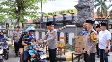 Kapolres Madiun Bagikan Takjil kepada Pengendara, Wujud Kepedulian Polri di Bulan Ramadhan