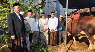 Dandim Dampingi Bupati Batang Serahkan Sapi Kurban Bantuan Presiden Prabowo